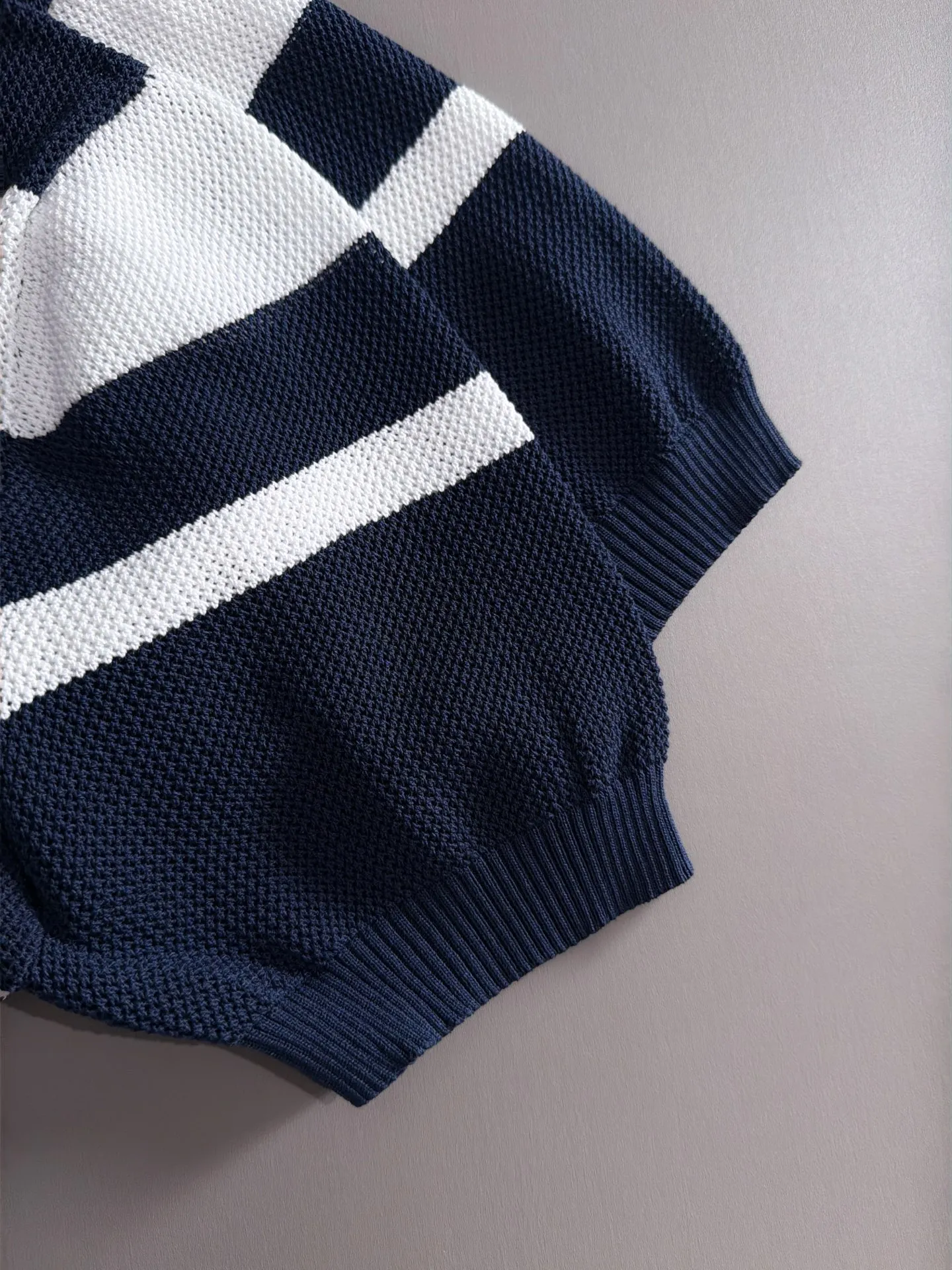 LP high quality Loro Piana 26ss New Arrival men's short-sleeved T-shirt. Made of combed cotton yarn knitted cotton fabric, no pressure when entering and exiting the counter. Exclusive control of raw materials. It feels substantial when weighed, and the upper body is more textured than ordinary T-shirts. This texture can handle the weather easily and is suitable for both hot and cold! Loose fit design, looks noble. The only correct version is available Size: M to 3XL